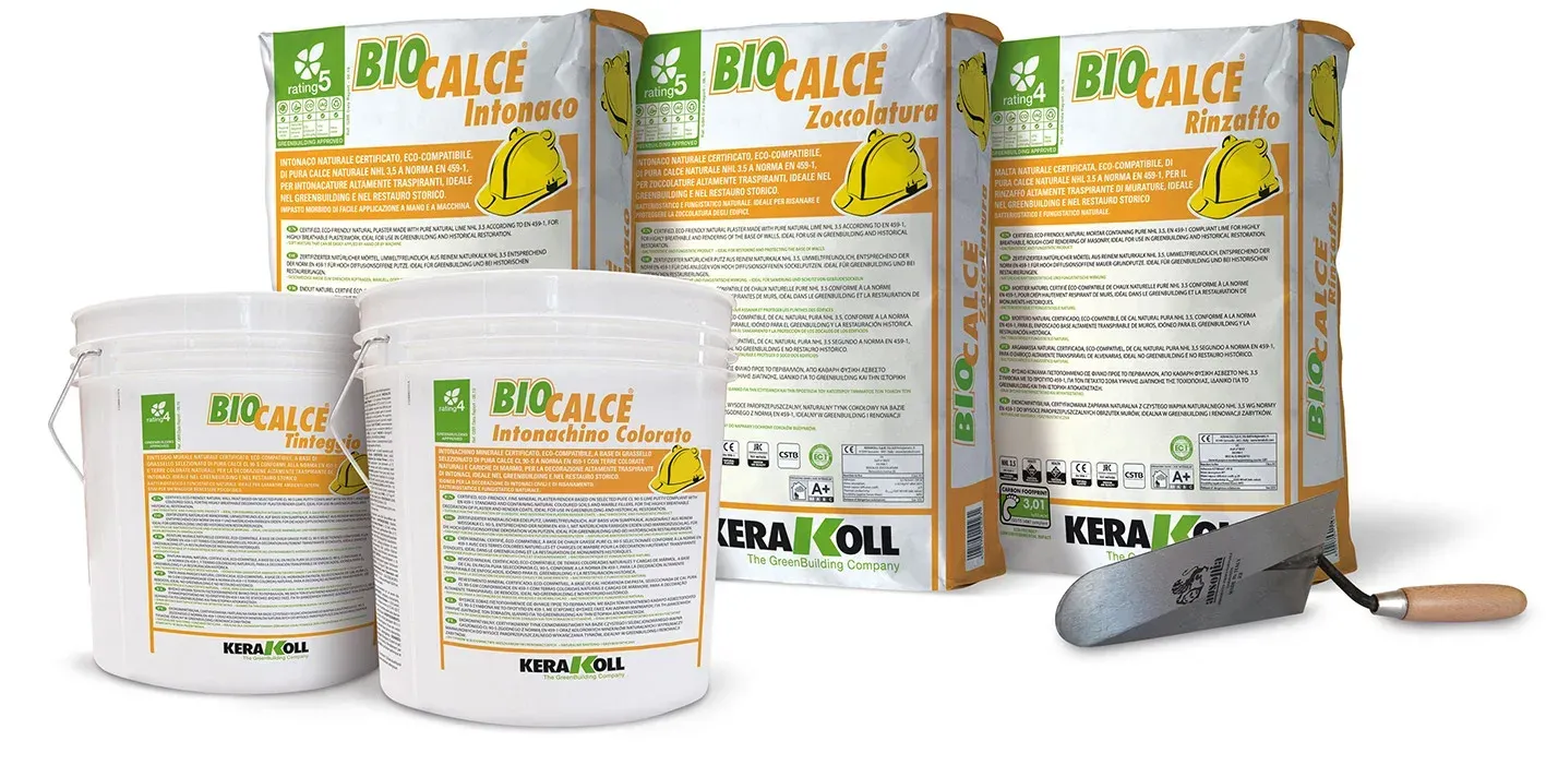 Secchi e sacchi bianchi con la scritta