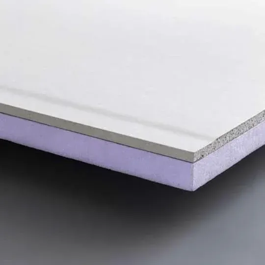 Primo piano di un pannello di cartongesso bianco con supporto in schiuma viola, che ne mostra la struttura a strati.