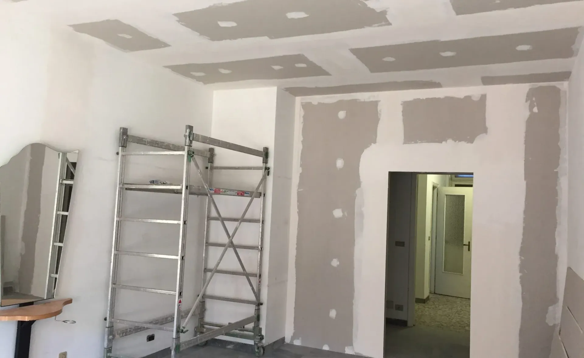 Ristrutturazione degli interni: installazione di cartongesso su pareti e soffitto; presenza di scale.