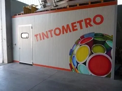 Cabina di verniciatura industriale bianca con insegna 