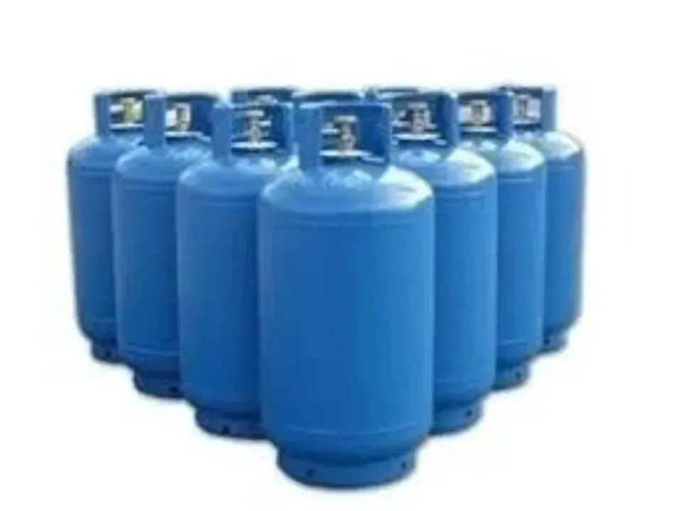 Bombole di propano blu disposte molto vicine tra loro.