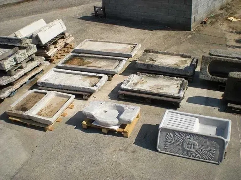 Vasche e vasche in cemento su pallet per esterni.