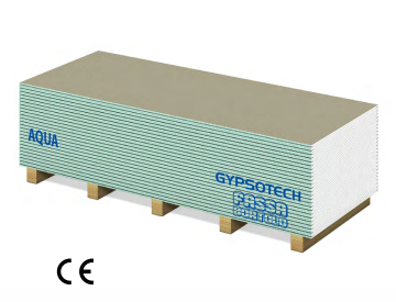 Pila di pannelli di gesso color acqua su un pallet di legno, con le etichette