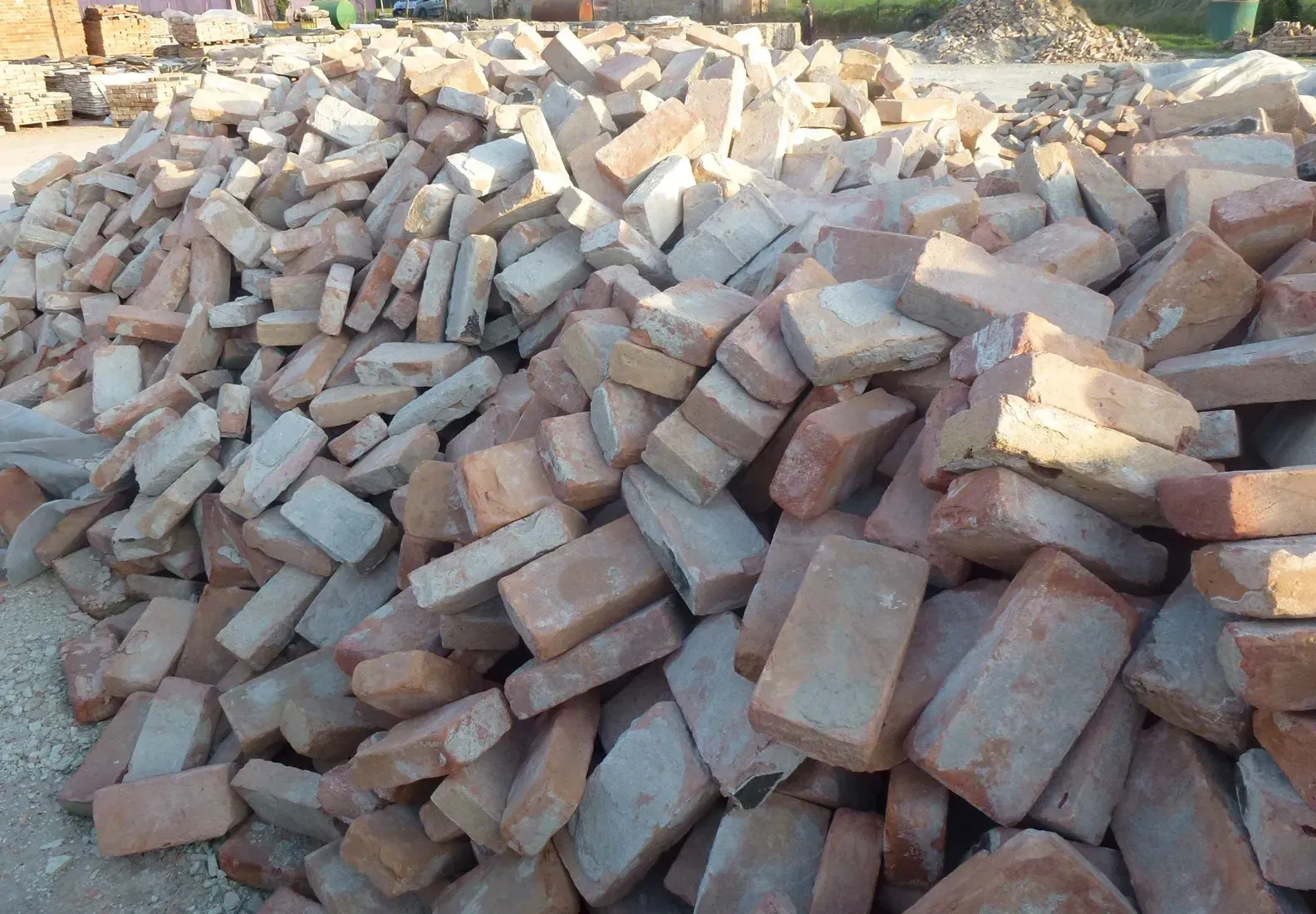 Mucchio di mattoni rossi e beige sparsi all'esterno.