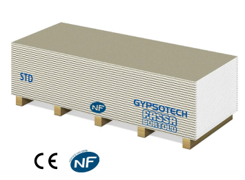 Pila di pannelli in gesso Gypsotech su pallet di legno, con marcature NF e CE.