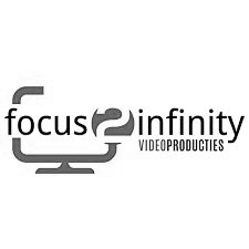 Een zwart-wit logo voor focus infinity video productions.