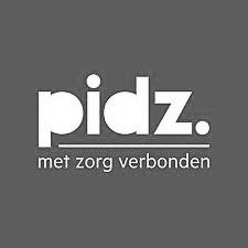 The logo for pidz met zorg verbonden is white on a gray background.