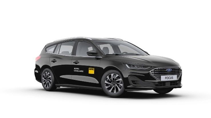 Schwarzer Ford Focus Kombi mit gelbem Logo an der Seite, geparkt auf weißem Hintergrund.