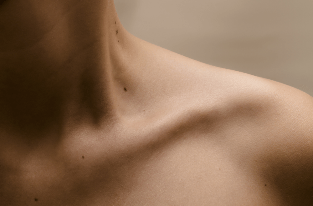 Aspecto externo da clavícula - a clavícula tem influência na altura do ombro e conecta o tórax ao membro superior