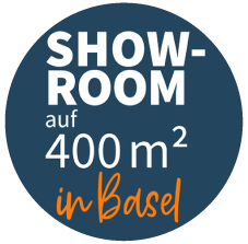 Ein blauer Kreis mit der Aufschrift „Showroom auf 400 m2 in Basel“
