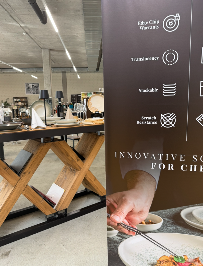 Eine Person mit Essstäbchen neben einem Schild mit der Aufschrift „Innovative Lösungen für Köche“