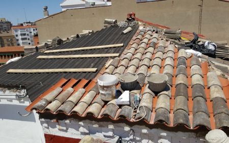 construcción de tejado nuevo con onduline bajo teja en Piélagos