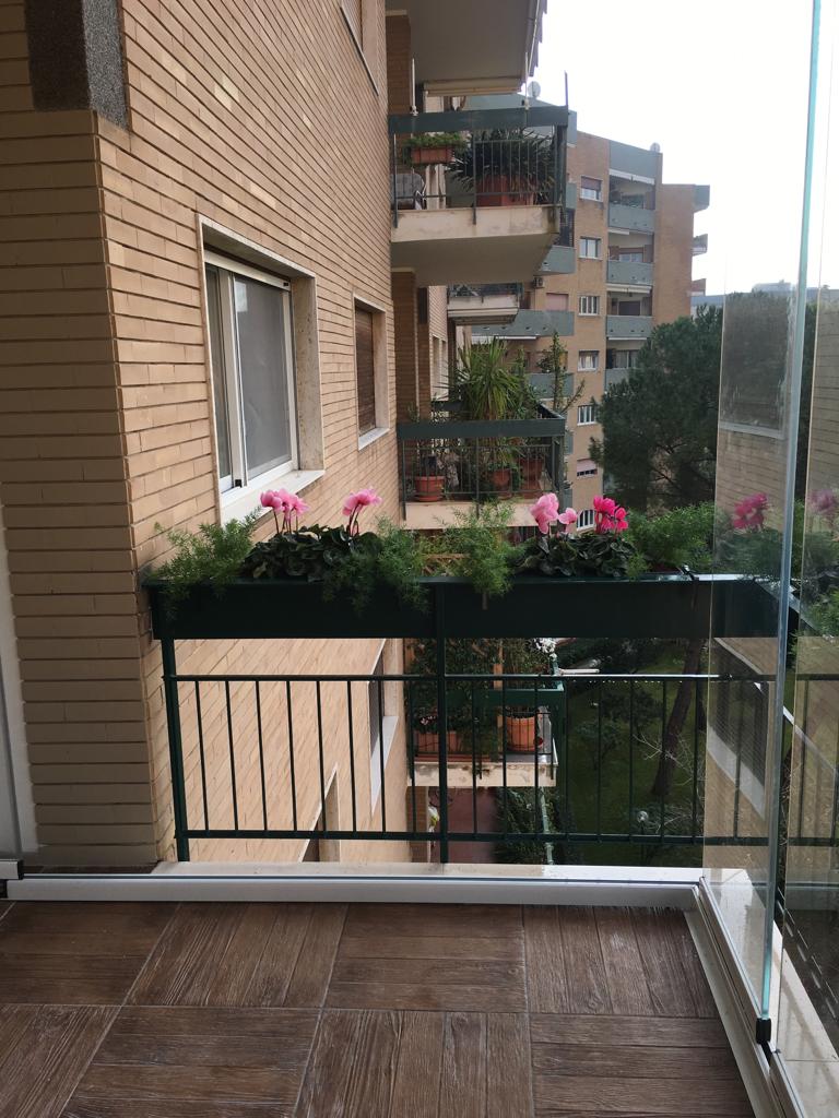 vasi fioriti per terrazzino