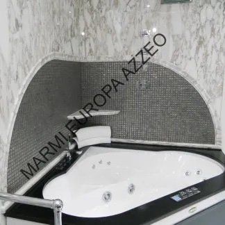 parete bagno in marmo grigio