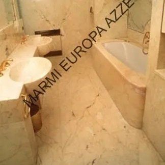 bagno con rivestimenti in marmo