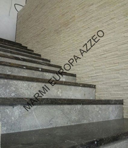 dettaglio scalino in marmo e granito