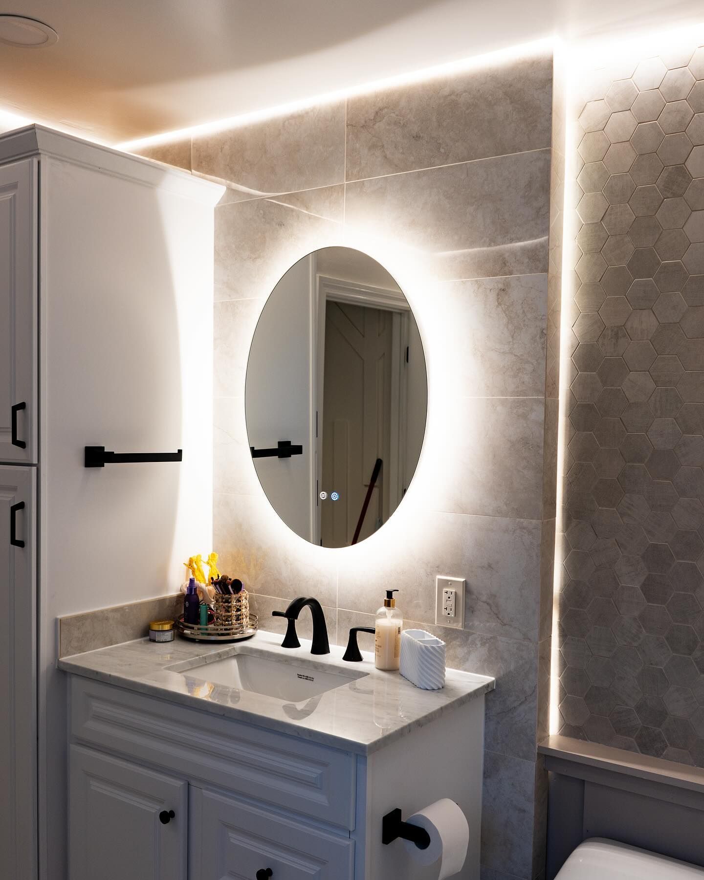 a bathroom with a sink , toilet and mirror .