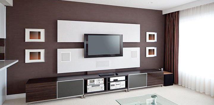 A living room with a flat screen tv on the wall