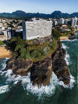 Vista panorâmica de cidade brasileira em desenvolvimento simbolizando expansão da hotelaria nacional