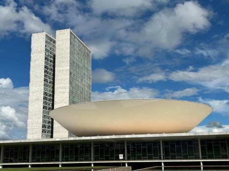 Mesa de discussão sobre orçamento público simbolizando debate sobre recursos para o turismo