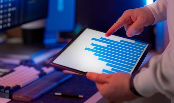 Gestor de hotel analisando dados em dashboard digital simbolizando uso de IA na operação