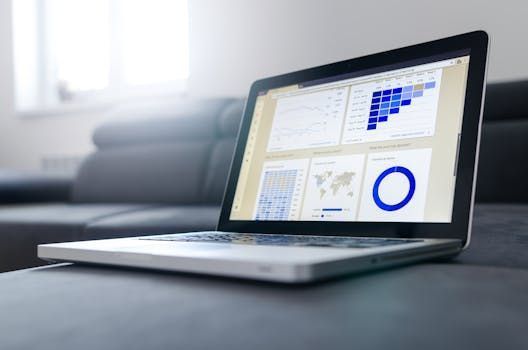 Gestor analisando dashboard de canais de distribuição de reservas em hotel brasileiro
