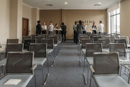 Reunião de equipe em hotel discutindo bem-estar e saúde ocupacional