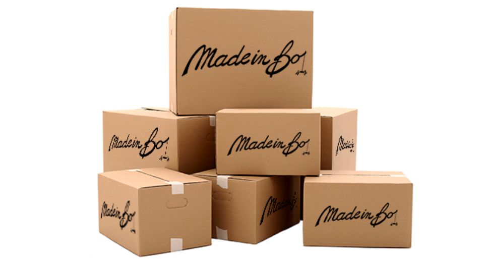 pacchi MadeinBo accatastati