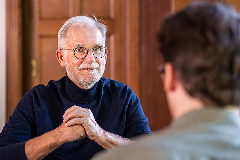 Headerafbeelding Cees Franke in een kennismakingsgesprek 