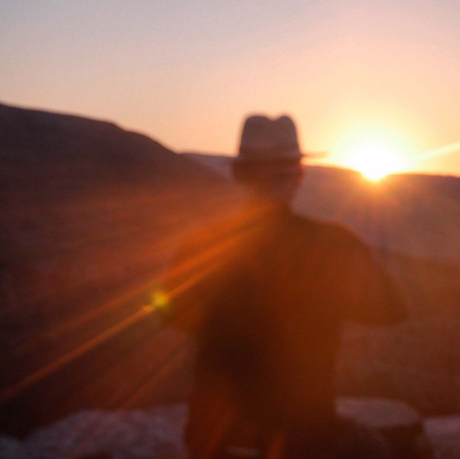 Cees Franke hier met goed mediteert tijdens de zonsondergang in Droutsoulas, een bergdorp op het Griekse eiland Ikaria.