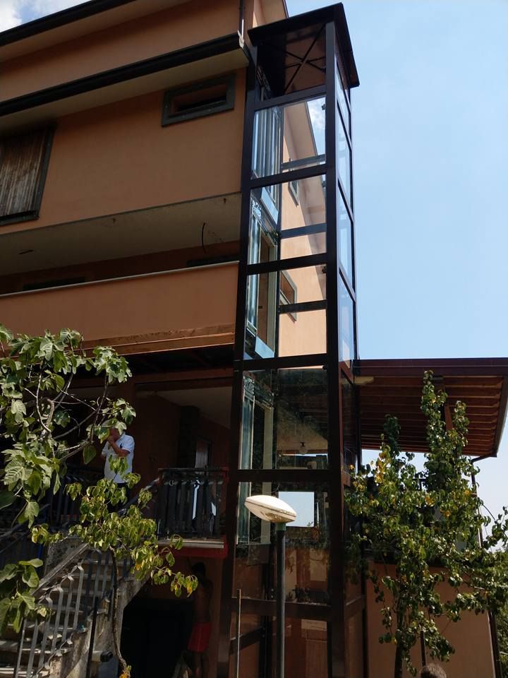 Un edificio con un ascensore di vetro sul lato