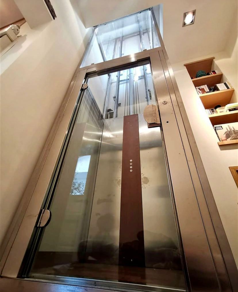 Guardando in alto verso un ascensore con una porta di vetro