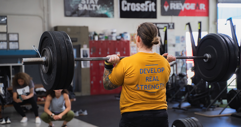 woman lifting weights in CrossFit