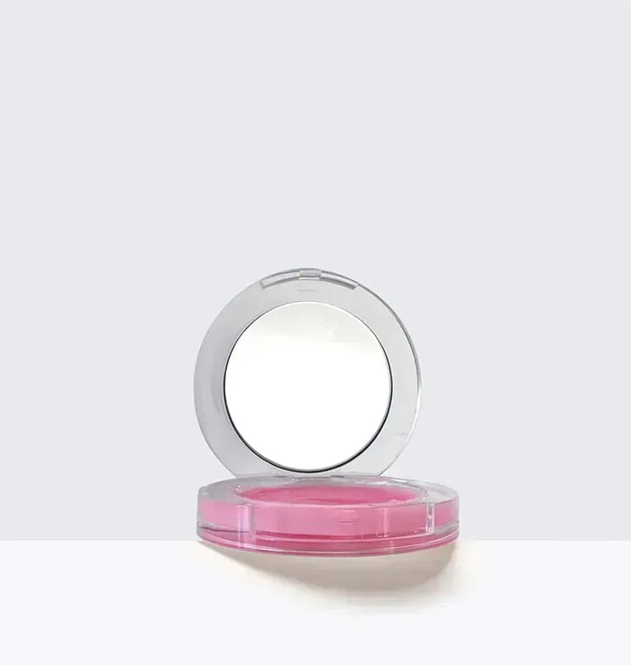 SWEET & DELICIOUS LIP BALM
Kosteuttava huulirasva - Swiss Formula
Pehmeät ja hoidetut huulet!
Uskomattoman pehmeät huulet! Hoida huuliasi tällä kermaisella ja mehevällä koostumuksella. Tämä runsas, kosteuttava ja ravitseva balsami parantaa huulia antamalla täyteläisen ilmeen samalla taaten kauniisti kiiltävän, sileän tekstuurin. Tämä balsami muuttaa huulet ensimmäisestä käyttökerrasta alkaen ja suojaa kuivumisen aiheuttamalta halkeilulta ja rohtumisilta.
Tehokas koostumus
Mehiläisvaha: kosteuttaa ja ravitsee
Lanoliini: suojaa
Käyttö
Käytä huulipunan alla tai yksinään.
Koko: 4.5 gr