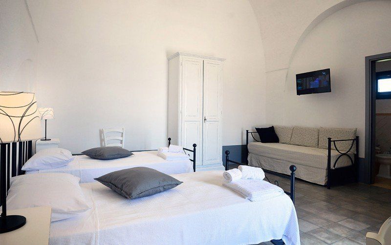 Номер с двуспальной кроватью в агротуристическом комплексе