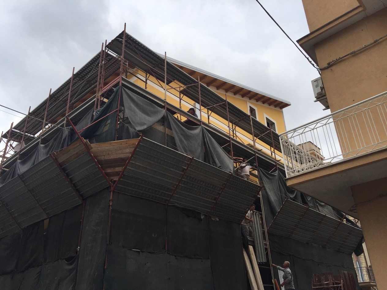 cantiere con struttura in legno