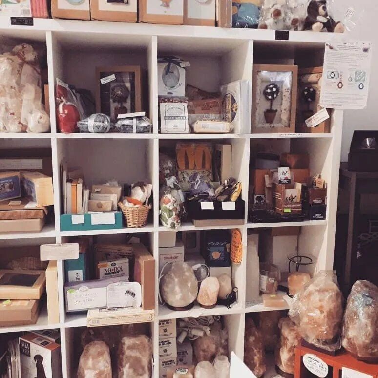 scaffale dell'erboristeria