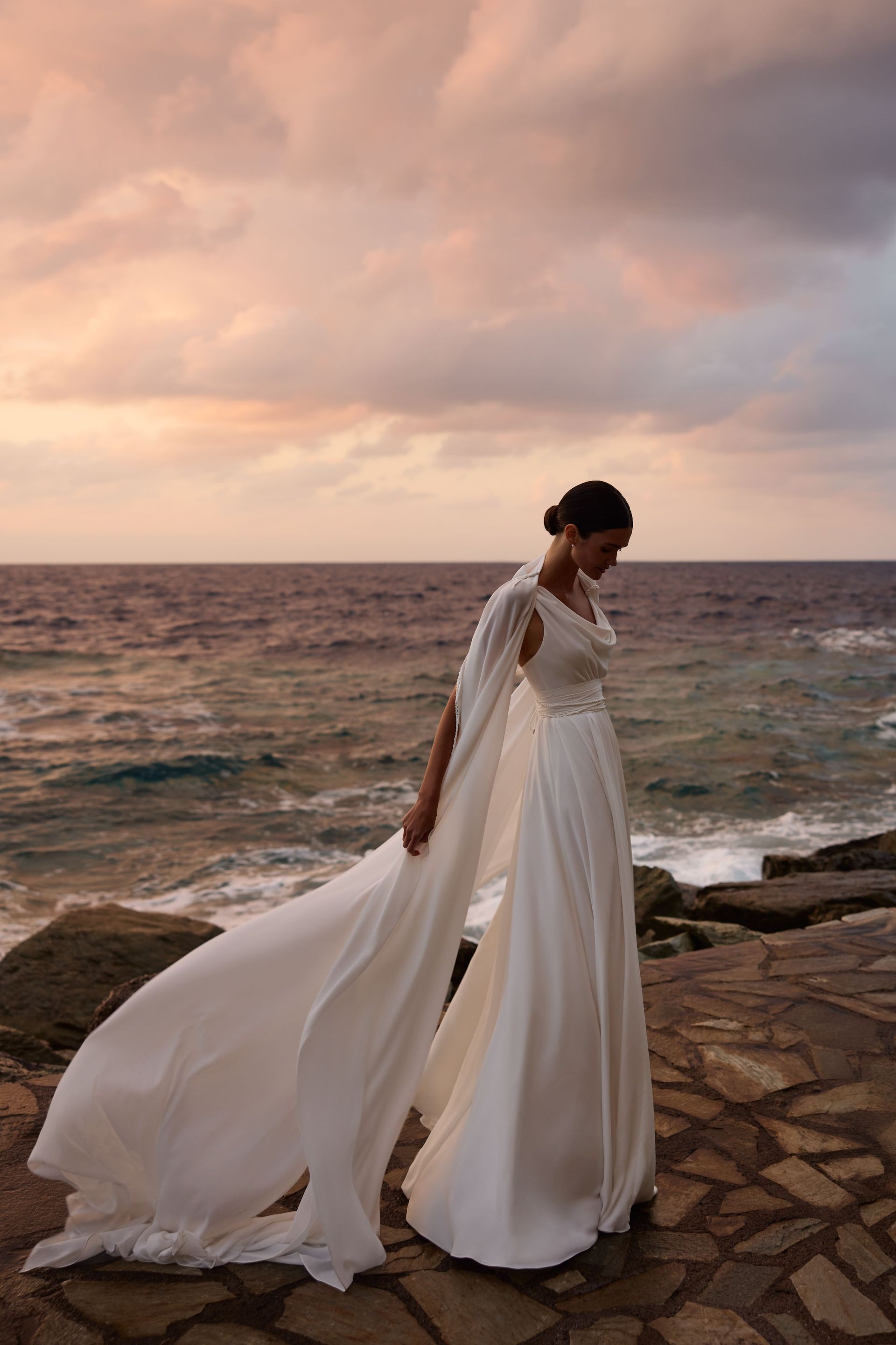 A-line chiffon soepel vallende rok met een elegante gedrapeerde neckline.
Ze is chique en elegant 
