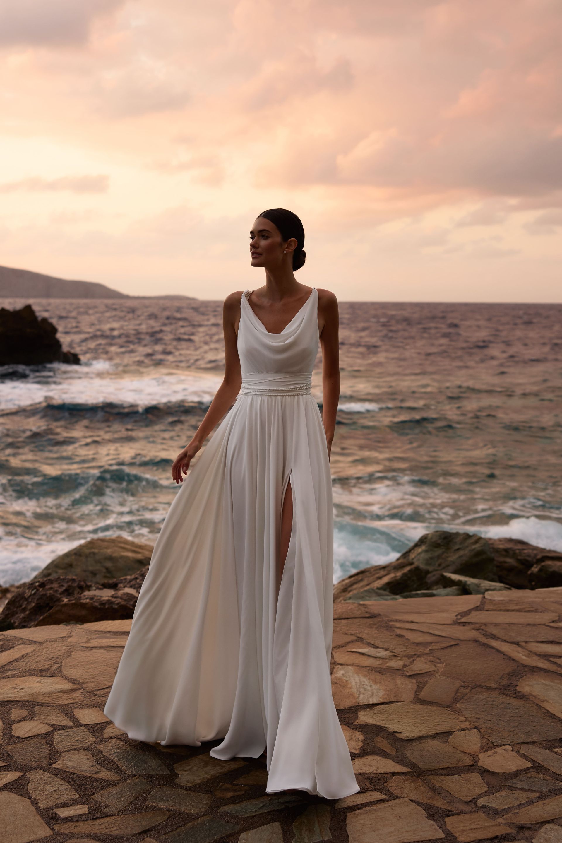 A-line chiffon soepel vallende rok met een elegante gedrapeerde neckline.
Ze is chique en elegant 