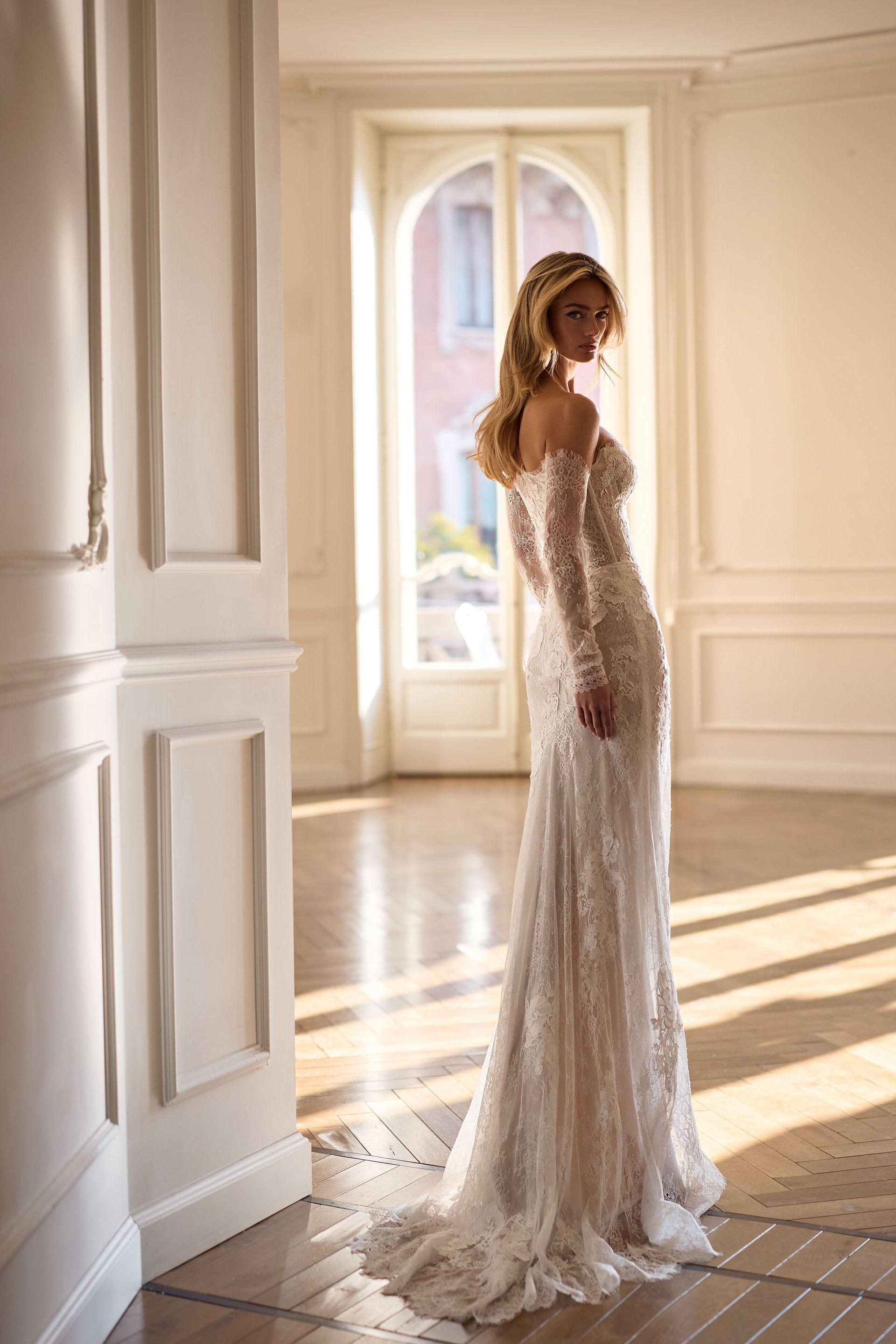 prachtige mermaid jurk met Chantilly lace en bloemen applicaties incl lange  mouwen die er af kunnen