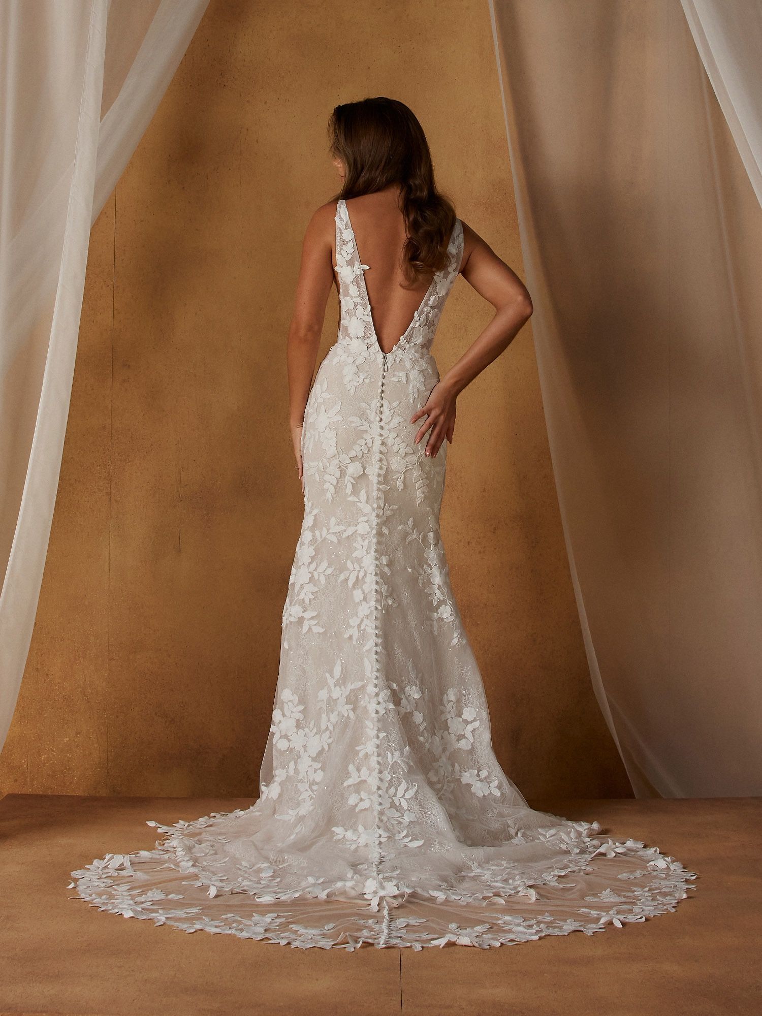 Nellie van Madi Lane heeft een Baskische taillelijn. Het verlengt het lichaam en wordt gecompleteerd door haar zachte, lichte prinsessenrok.