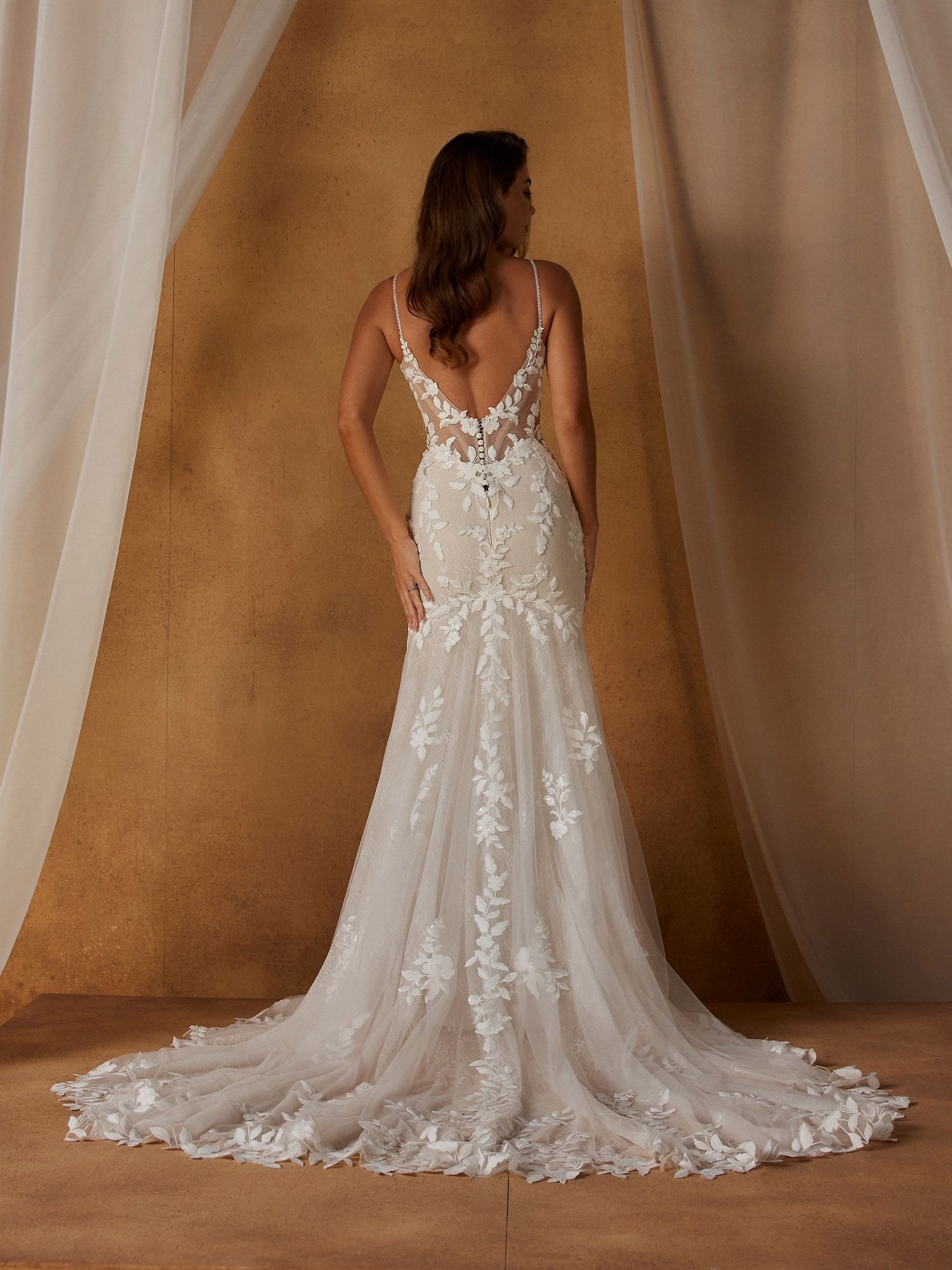 Nicola van Madi Lane heeft een trompet taillelijn. Het verlengt het lichaam en wordt gecompleteerd door haar zachte, lichte prinsessenrok.