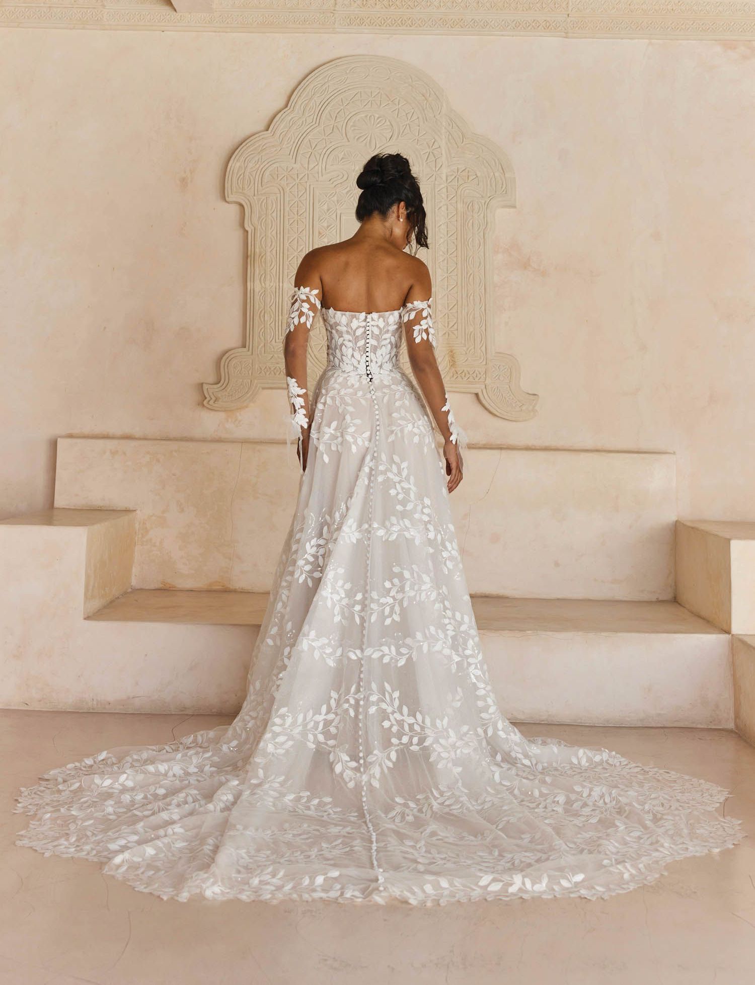 Laiya van Madi Lane heeft een Baskische taillelijn. Het verlengt het lichaam en wordt gecompleteerd door haar zachte, lichte prinsessenrok.