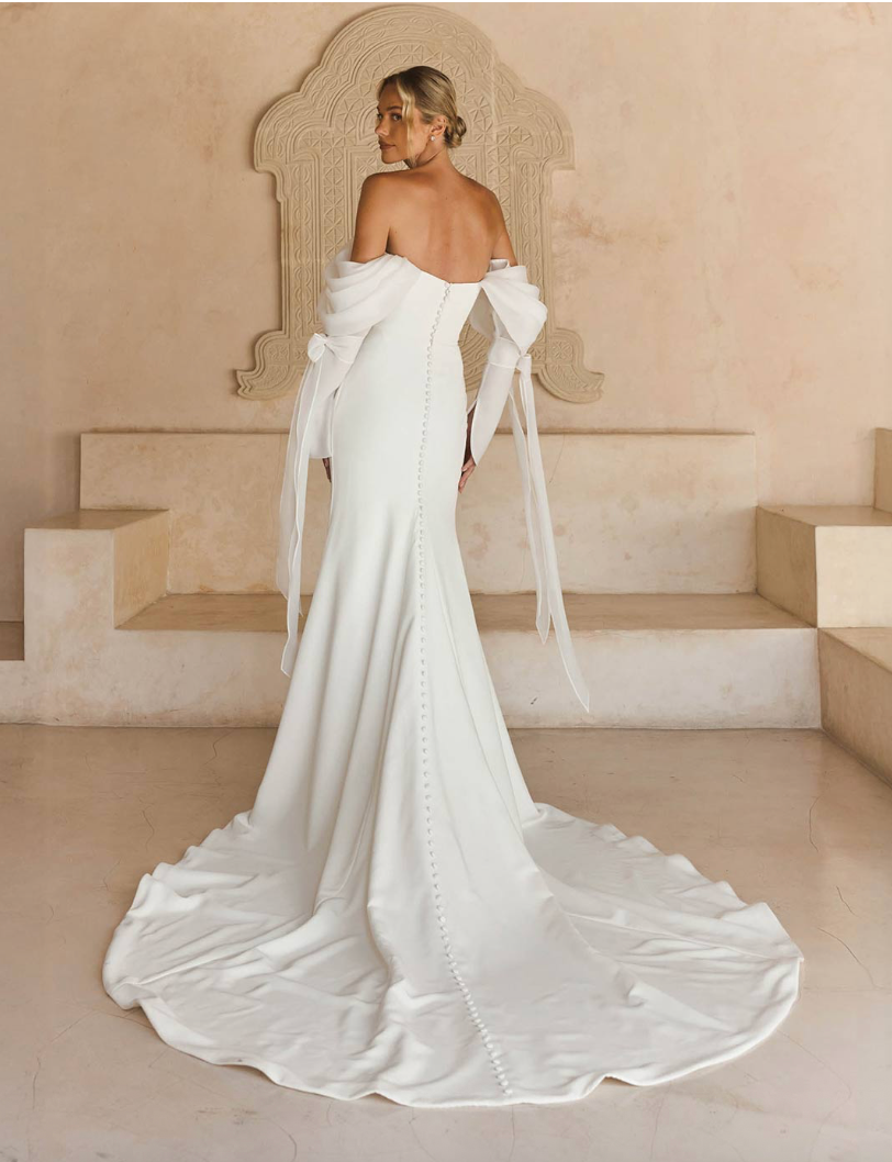 Laiya van Madi Lane heeft een Baskische taillelijn. Het verlengt het lichaam en wordt gecompleteerd door haar zachte, lichte prinsessenrok.