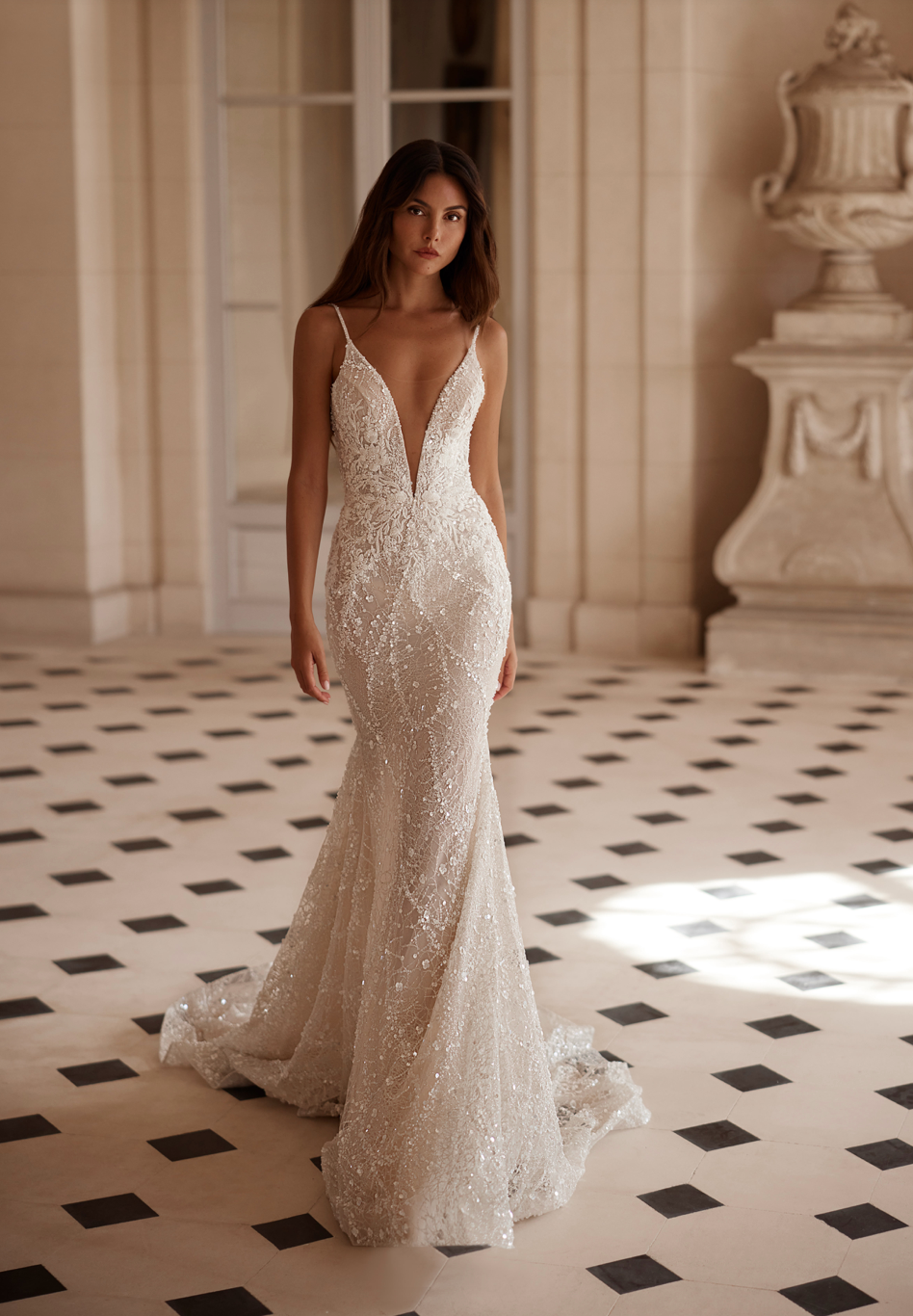 Laiya van Madi Lane heeft een A-lijn silhouet met een laag glitter tule om een extra glans toe te voegen aan haar all-over pailletten kantpatroon. Haar lijfje is ontworpen met een moderne, trendy piek-stijl halslijn met een sexy maar ingetogen illusie plunge.