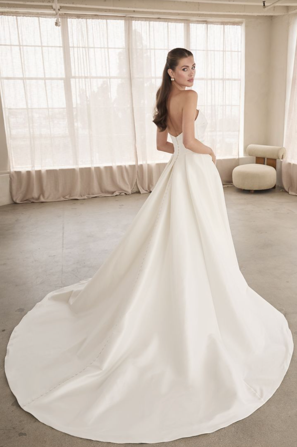 Laiya van Madi Lane heeft een Baskische taillelijn. Het verlengt het lichaam en wordt gecompleteerd door haar zachte, lichte prinsessenrok.