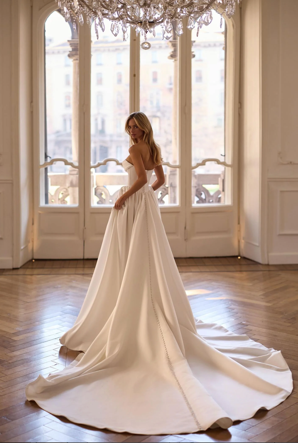 Nash  van Madi Lane heeft een baskwast silhouet met geweldig bloemen kant is deze jurk een mooie mix van plain en romantiek .Haar lijfje is ontworpen met een moderne, trendy piek-stijl halslijn met een sexy Cateye en aan de achterkant een mooie vetersluiting. 