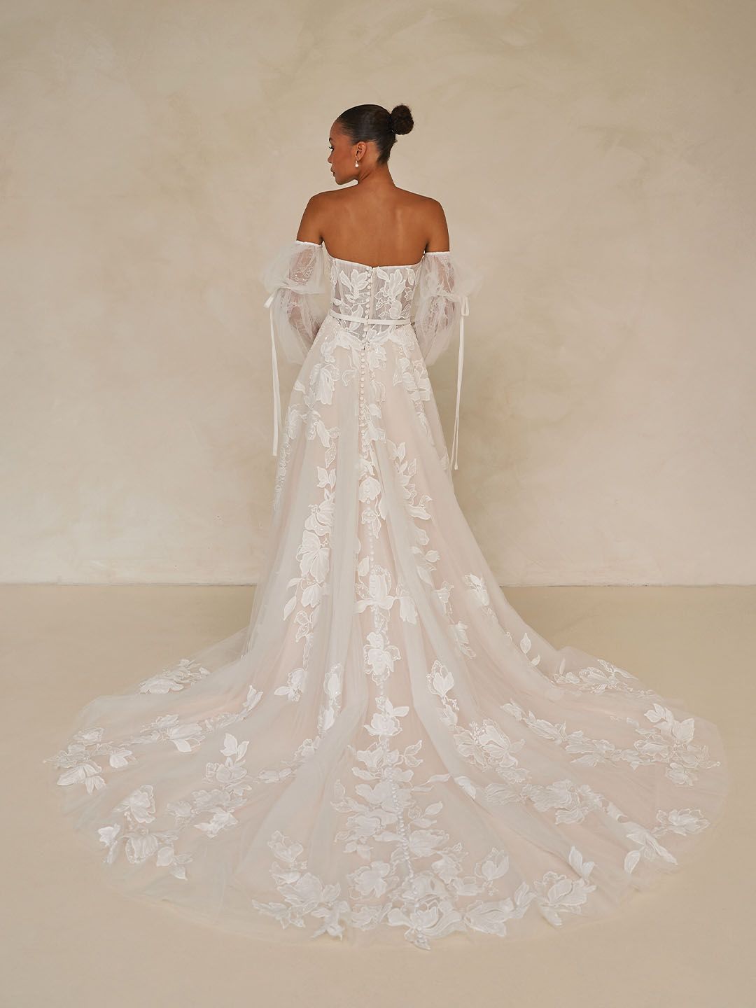 Laiya van Madi Lane heeft een Baskische taillelijn. Het verlengt het lichaam en wordt gecompleteerd door haar zachte, lichte prinsessenrok.