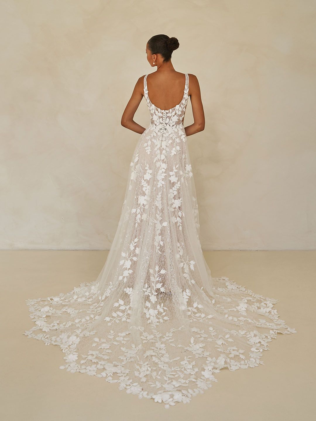 Laiya van Madi Lane heeft een Baskische taillelijn. Het verlengt het lichaam en wordt gecompleteerd door haar zachte, lichte prinsessenrok.