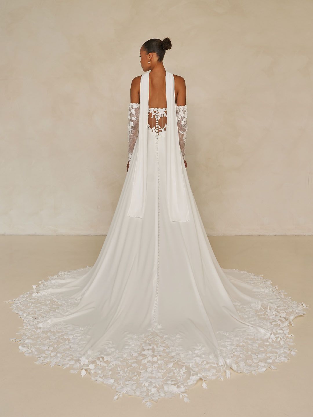 Laiya van Madi Lane heeft een Baskische taillelijn. Het verlengt het lichaam en wordt gecompleteerd door haar zachte, lichte prinsessenrok.